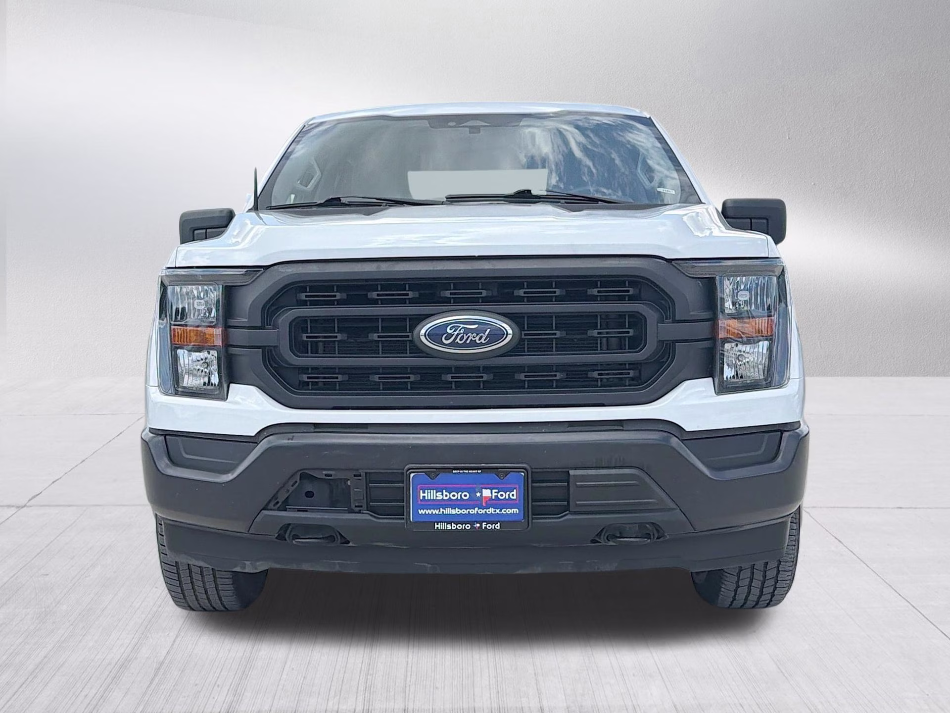 2023 Oxford White Ford F-150 XL 4X4 Truck