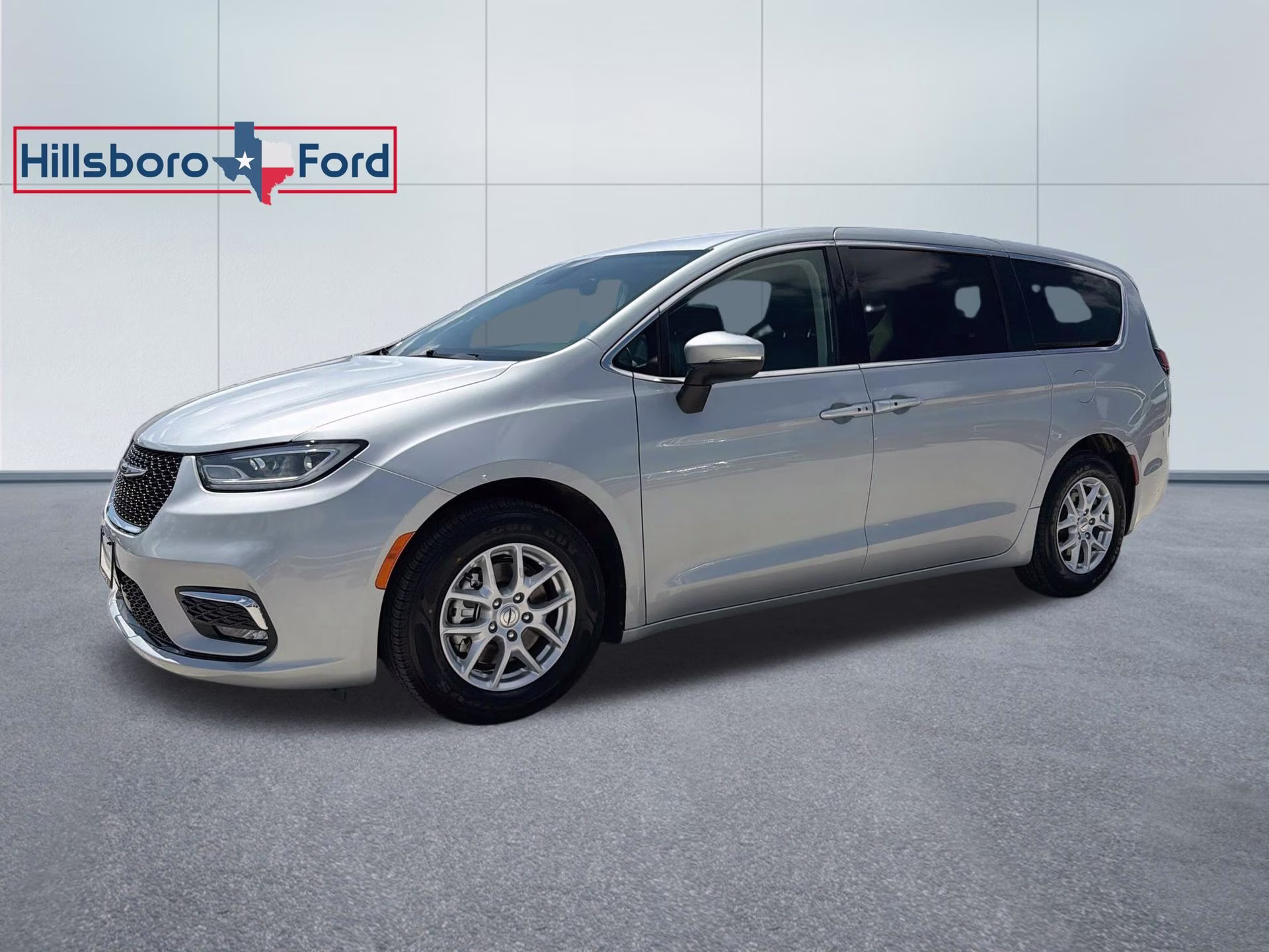 2023 Silver Mist Clearcoat Chrysler Pacifica Touring L FWD Van