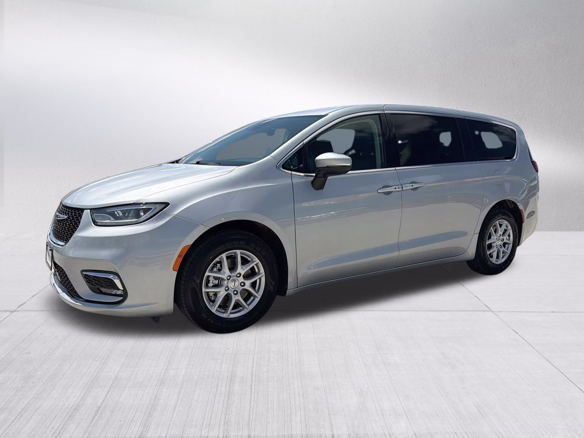 2023 Silver Mist Clearcoat Chrysler Pacifica Touring L FWD Van