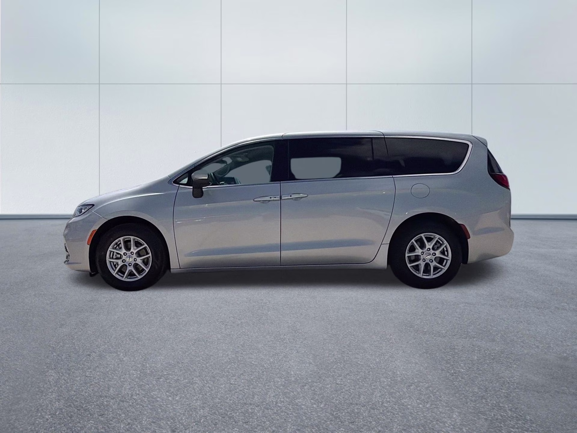 2023 Silver Mist Clearcoat Chrysler Pacifica Touring L FWD Van