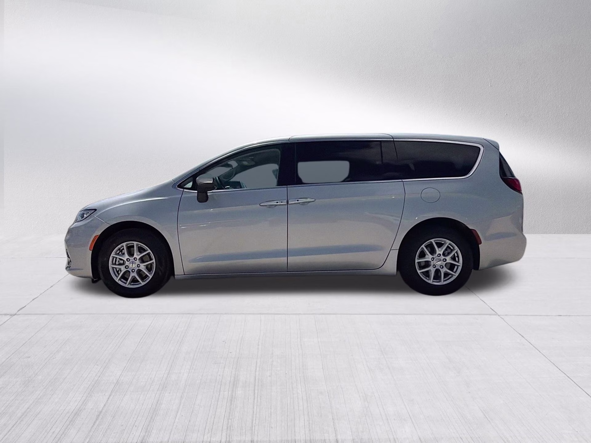 2023 Silver Mist Clearcoat Chrysler Pacifica Touring L FWD Van