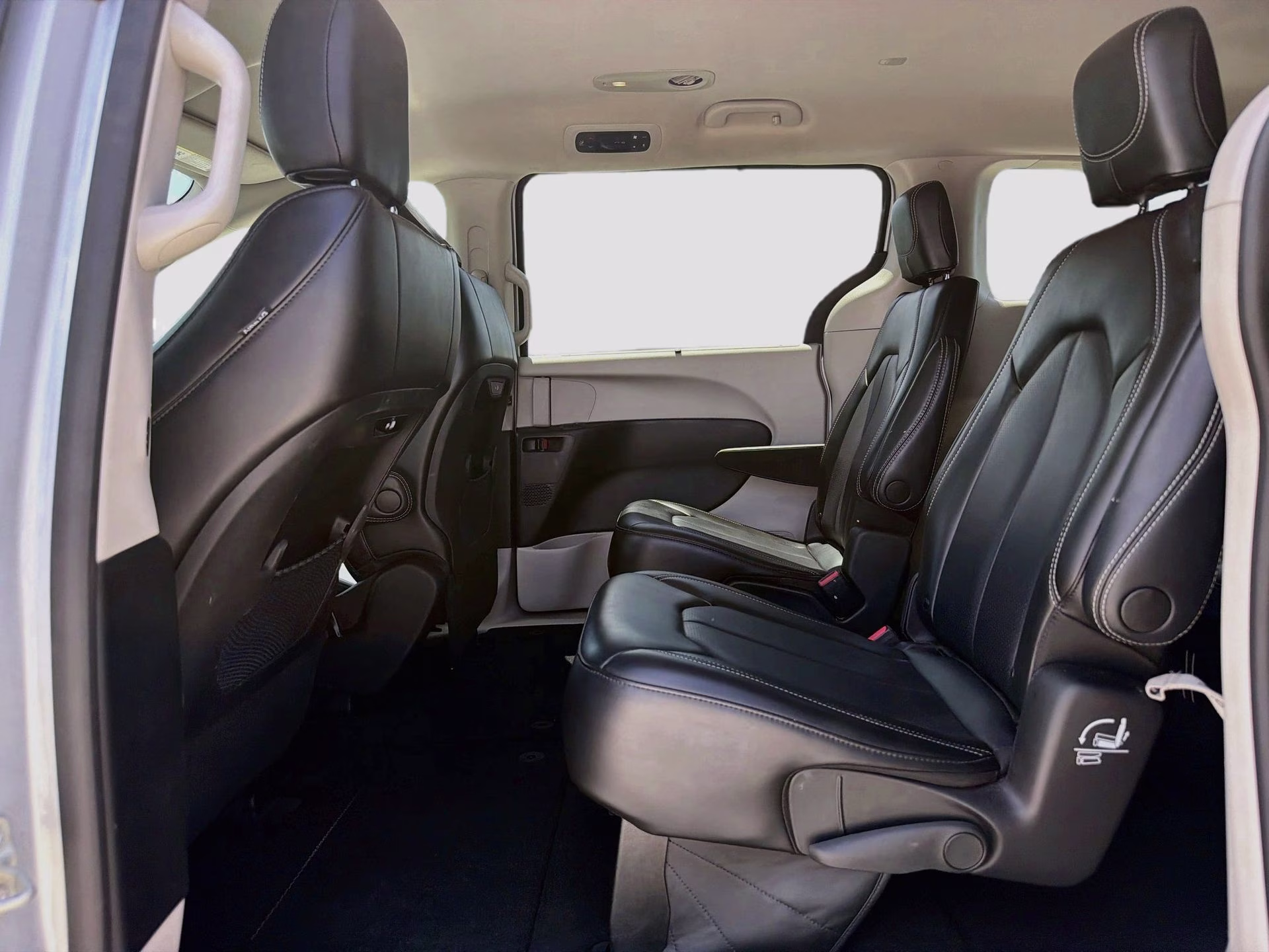 2023 Silver Mist Clearcoat Chrysler Pacifica Touring L FWD Van