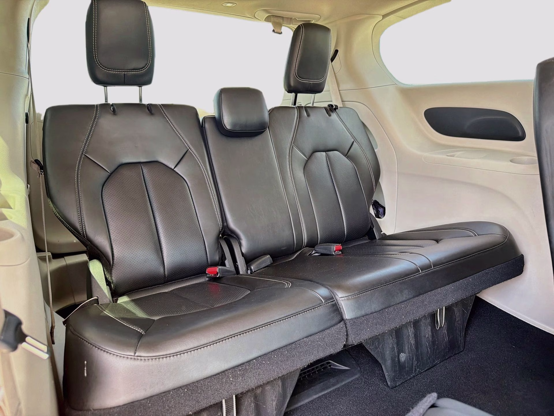 2023 Silver Mist Clearcoat Chrysler Pacifica Touring L FWD Van