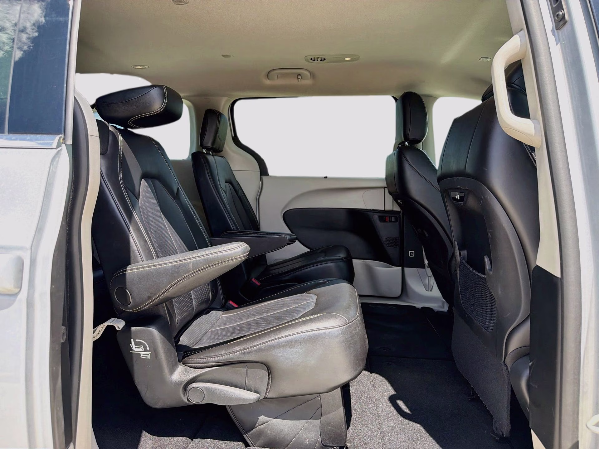 2023 Silver Mist Clearcoat Chrysler Pacifica Touring L FWD Van