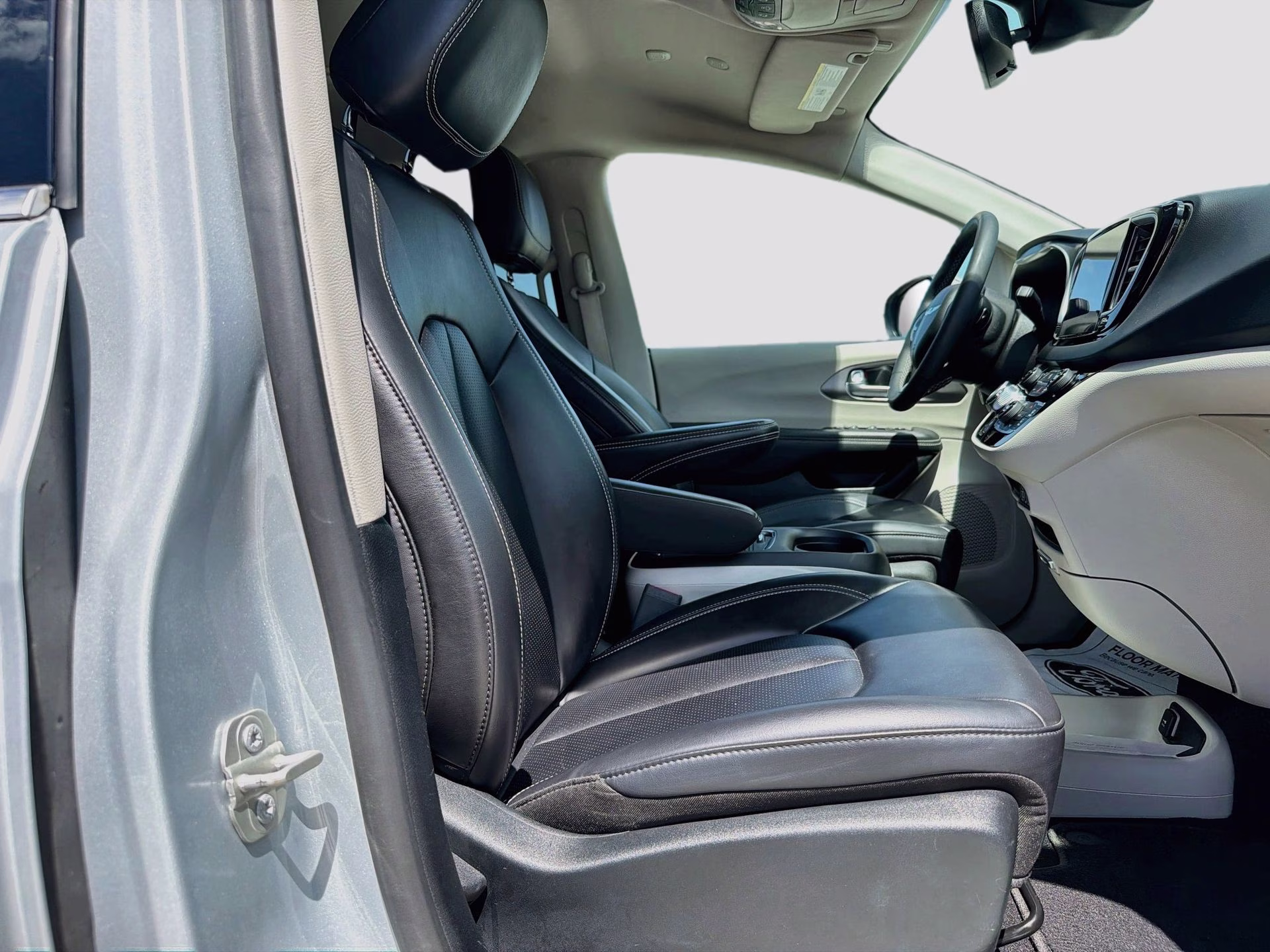 2023 Silver Mist Clearcoat Chrysler Pacifica Touring L FWD Van