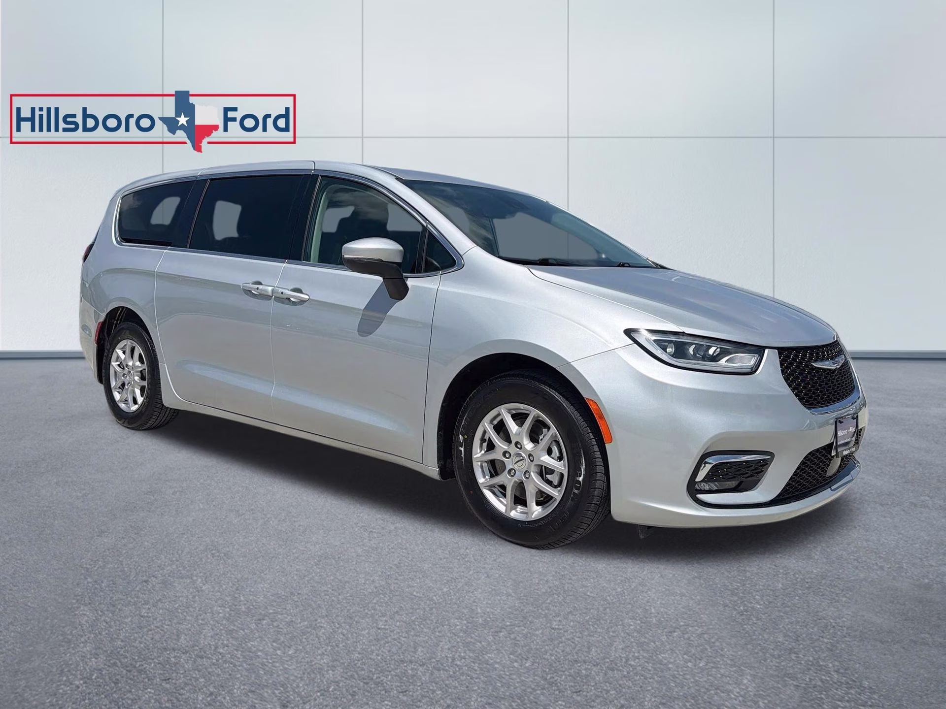 2023 Silver Mist Clearcoat Chrysler Pacifica Touring L FWD Van