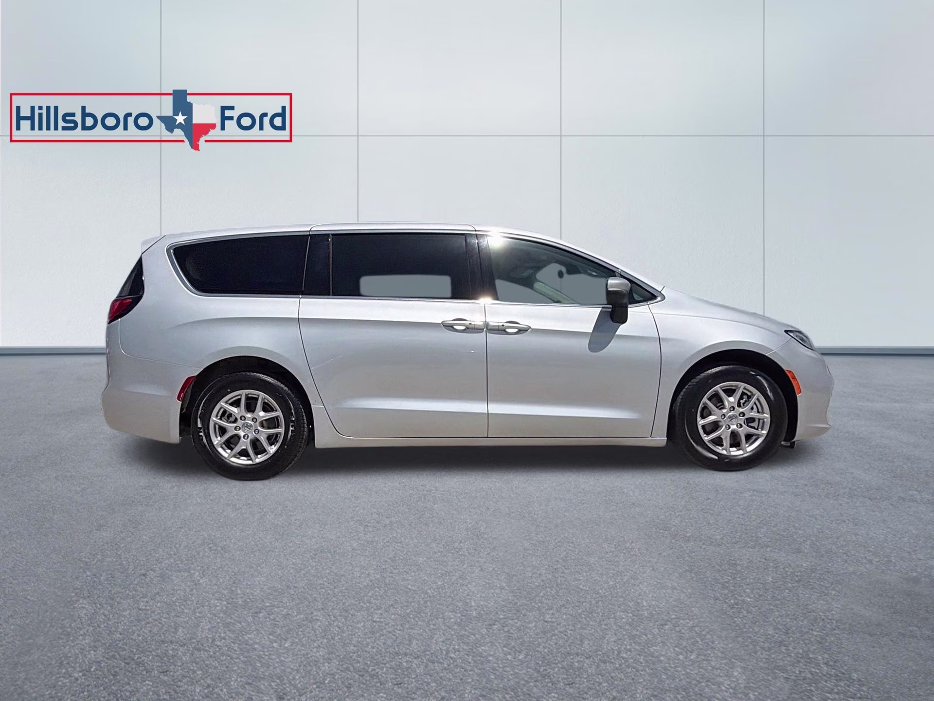 2023 Silver Mist Clearcoat Chrysler Pacifica Touring L FWD Van