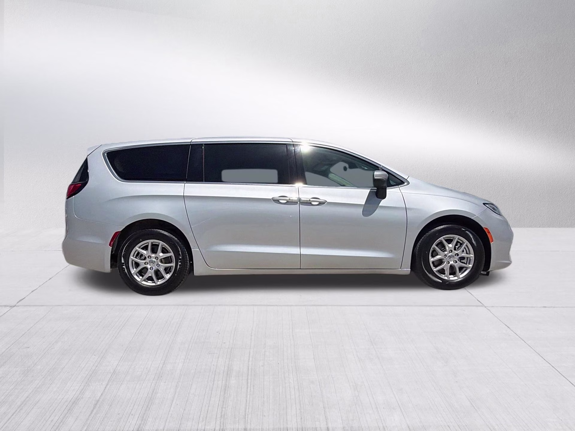 2023 Silver Mist Clearcoat Chrysler Pacifica Touring L FWD Van