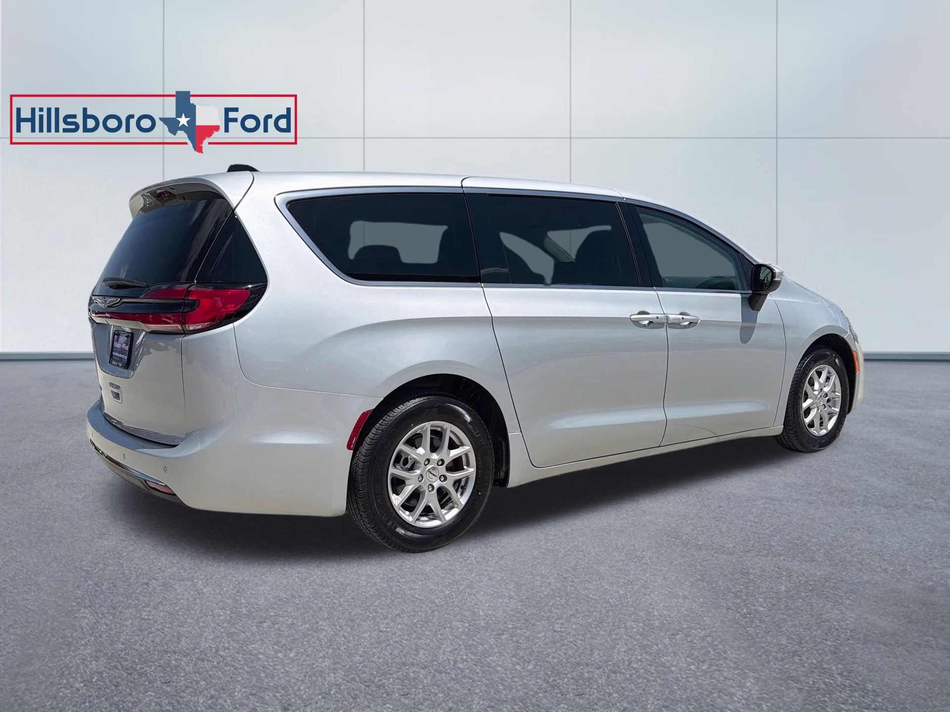 2023 Silver Mist Clearcoat Chrysler Pacifica Touring L FWD Van