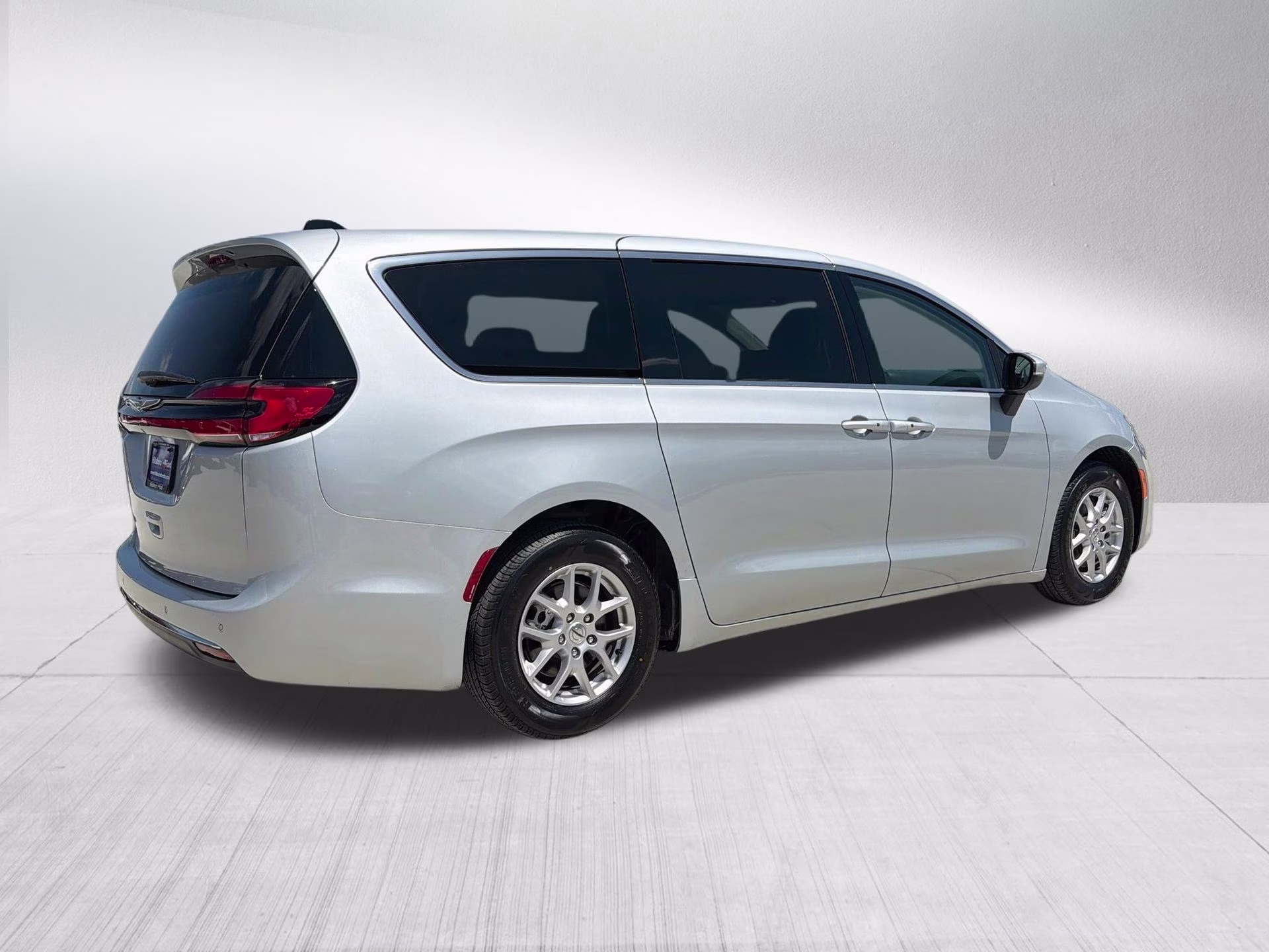 2023 Silver Mist Clearcoat Chrysler Pacifica Touring L FWD Van