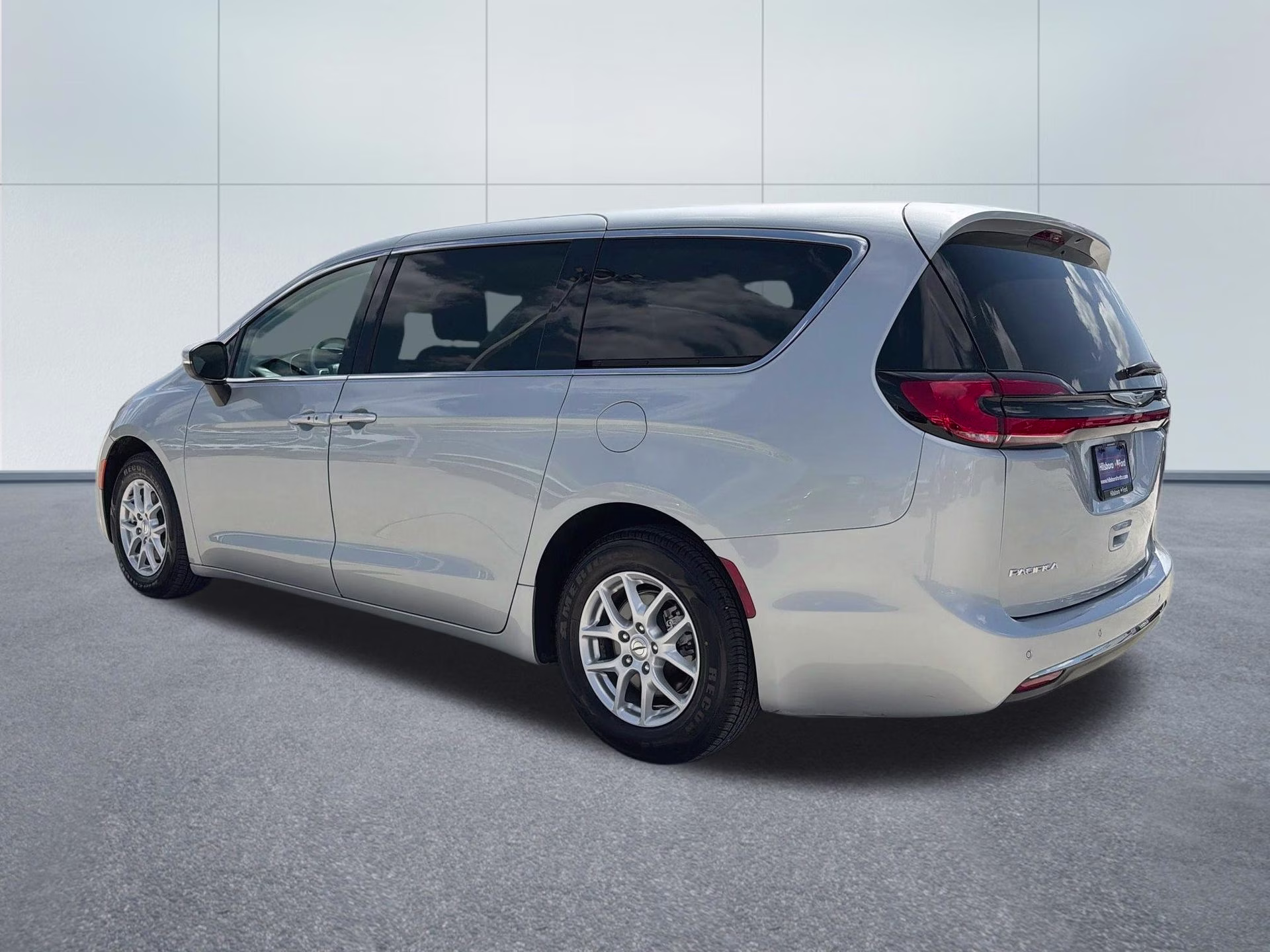 2023 Silver Mist Clearcoat Chrysler Pacifica Touring L FWD Van