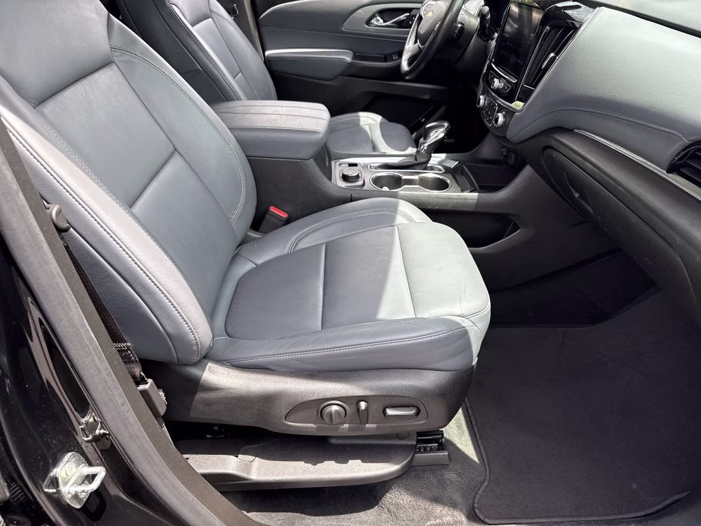 2021 Mosaic Black Metallic Chevrolet Traverse LT Leather FWD SUV