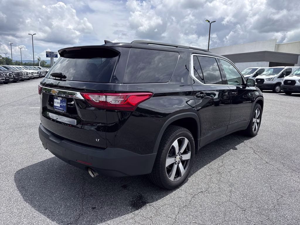 2021 Mosaic Black Metallic Chevrolet Traverse LT Leather FWD SUV