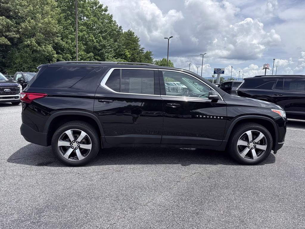 2021 Mosaic Black Metallic Chevrolet Traverse LT Leather FWD SUV