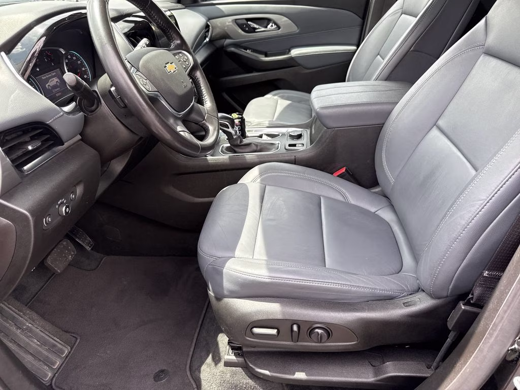 2021 Mosaic Black Metallic Chevrolet Traverse LT Leather FWD SUV