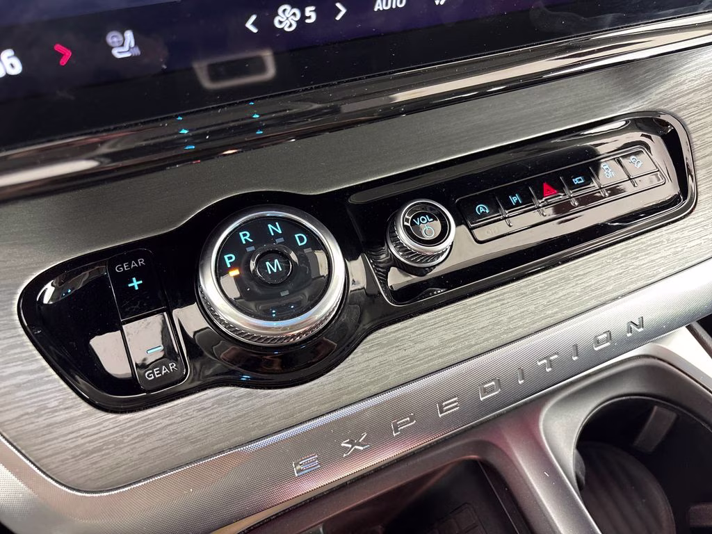 2025 Glacier Gray Metallic TriCoat Ford Expedition Platinum 4X4 SUV