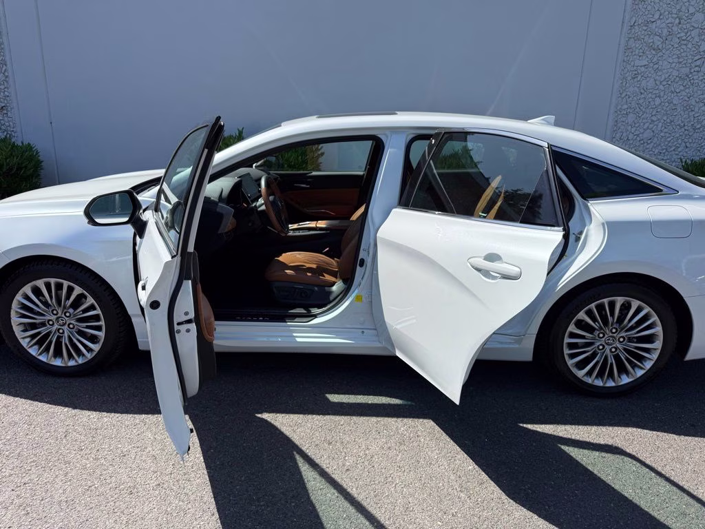 2019 Pearl Toyota Avalon Hybrid Limited FWD Sedan