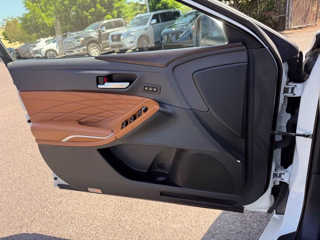 2019 Pearl Toyota Avalon Hybrid Limited FWD Sedan