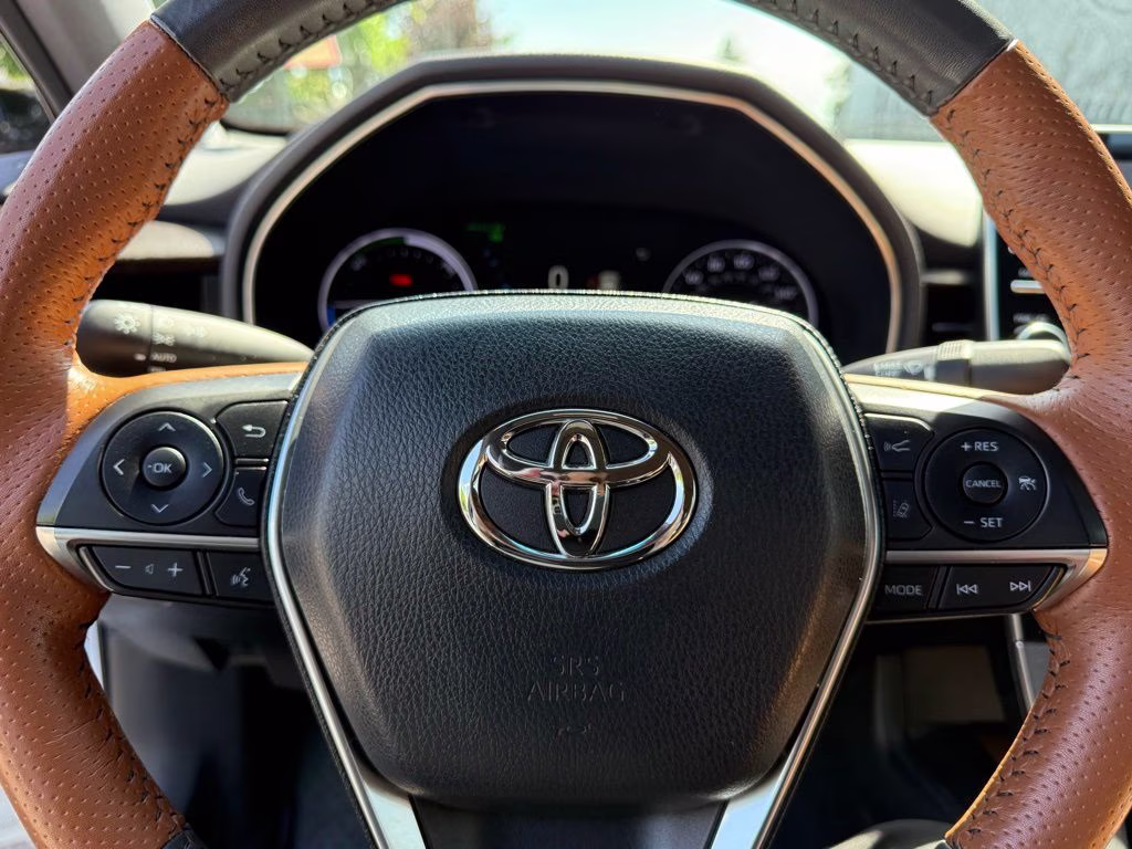 2019 Pearl Toyota Avalon Hybrid Limited FWD Sedan
