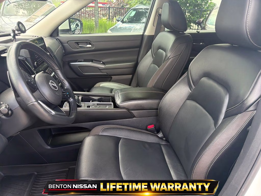 2023 Pearl White Tricoat Nissan Pathfinder SL FWD SUV