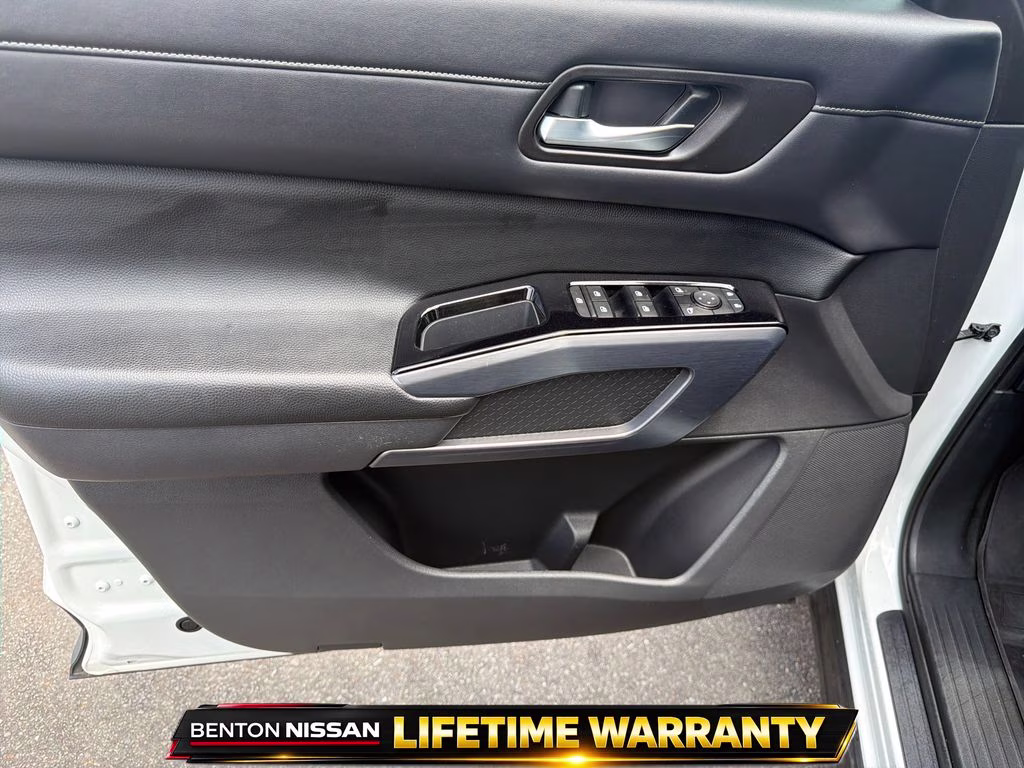 2023 Pearl White Tricoat Nissan Pathfinder SL FWD SUV