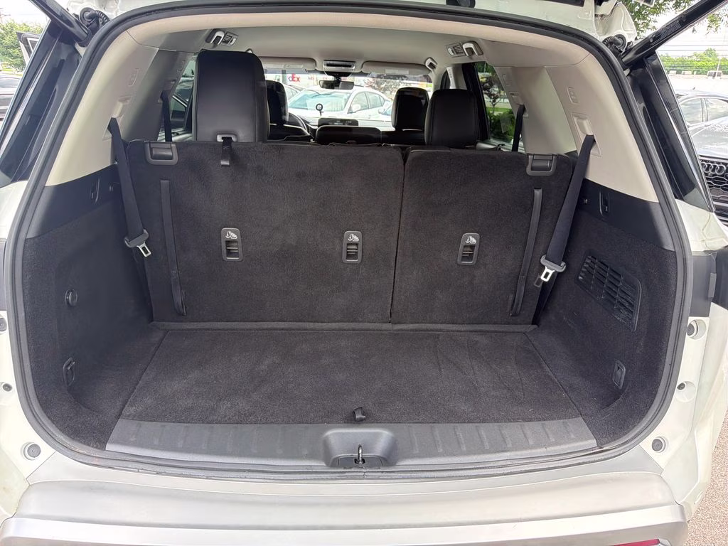 2023 Pearl White Tricoat Nissan Pathfinder SL FWD SUV