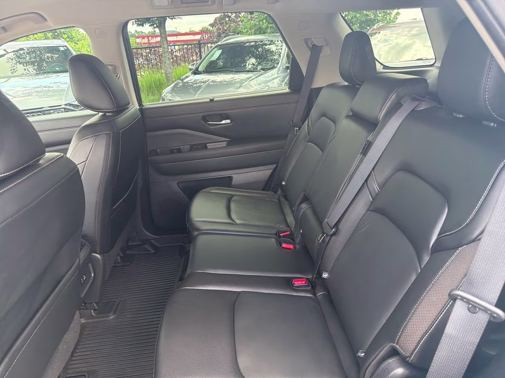 2023 Pearl White Tricoat Nissan Pathfinder SL FWD SUV