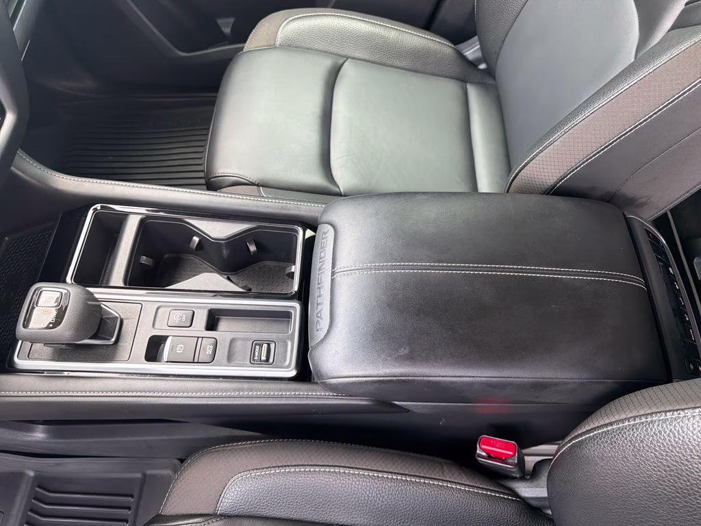 2023 Pearl White Tricoat Nissan Pathfinder SL FWD SUV