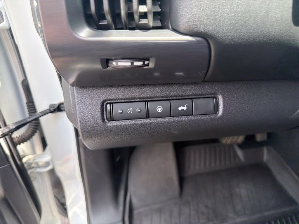 2023 Pearl White Tricoat Nissan Pathfinder SL FWD SUV