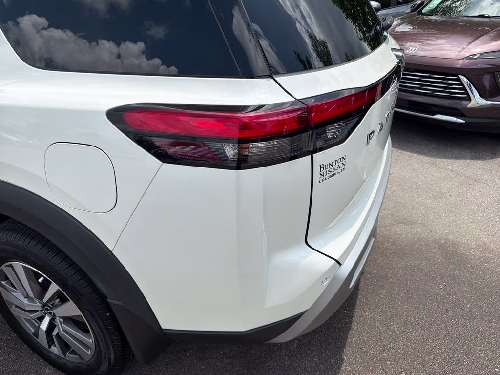 2023 Pearl White Tricoat Nissan Pathfinder SL FWD SUV