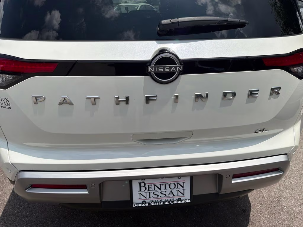 2023 Pearl White Tricoat Nissan Pathfinder SL FWD SUV