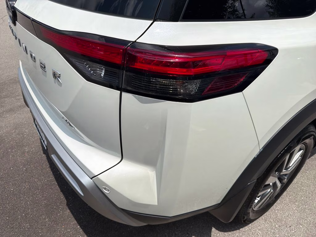 2023 Pearl White Tricoat Nissan Pathfinder SL FWD SUV