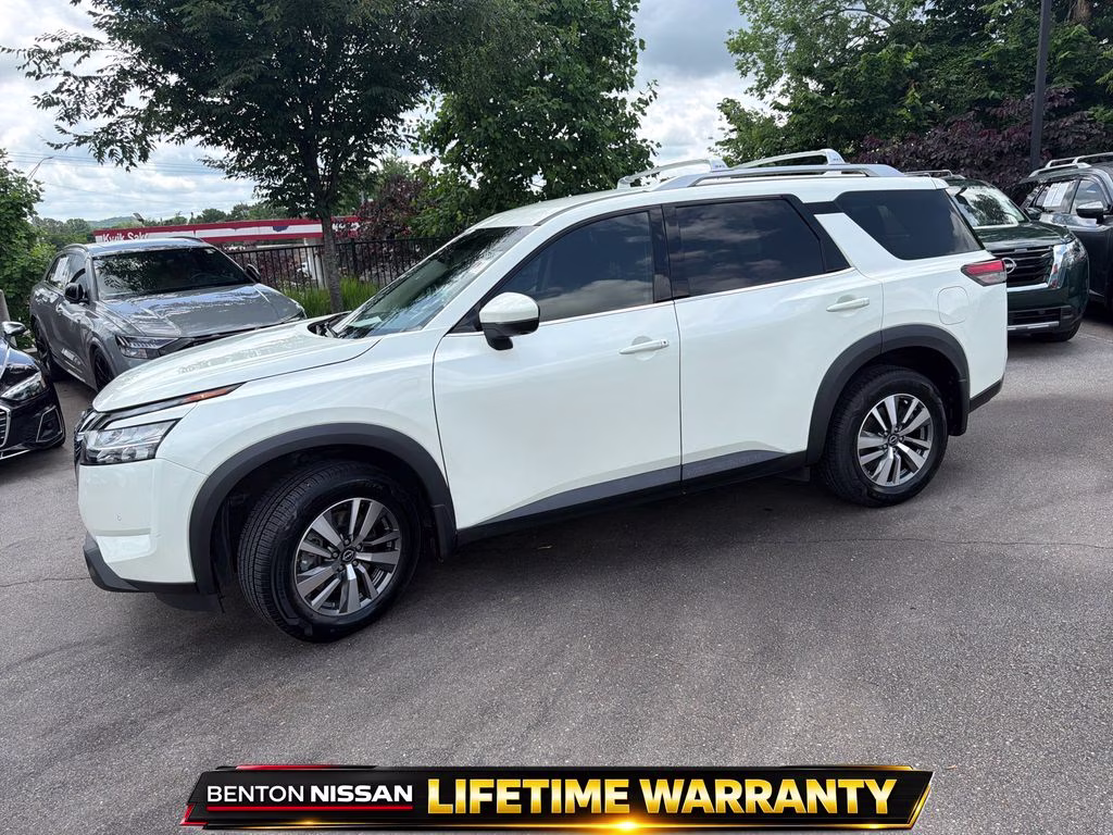 2023 Pearl White Tricoat Nissan Pathfinder SL FWD SUV