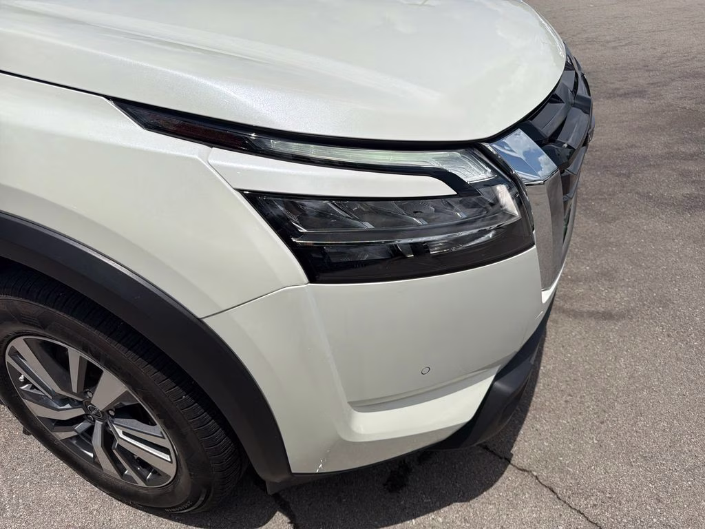 2023 Pearl White Tricoat Nissan Pathfinder SL FWD SUV