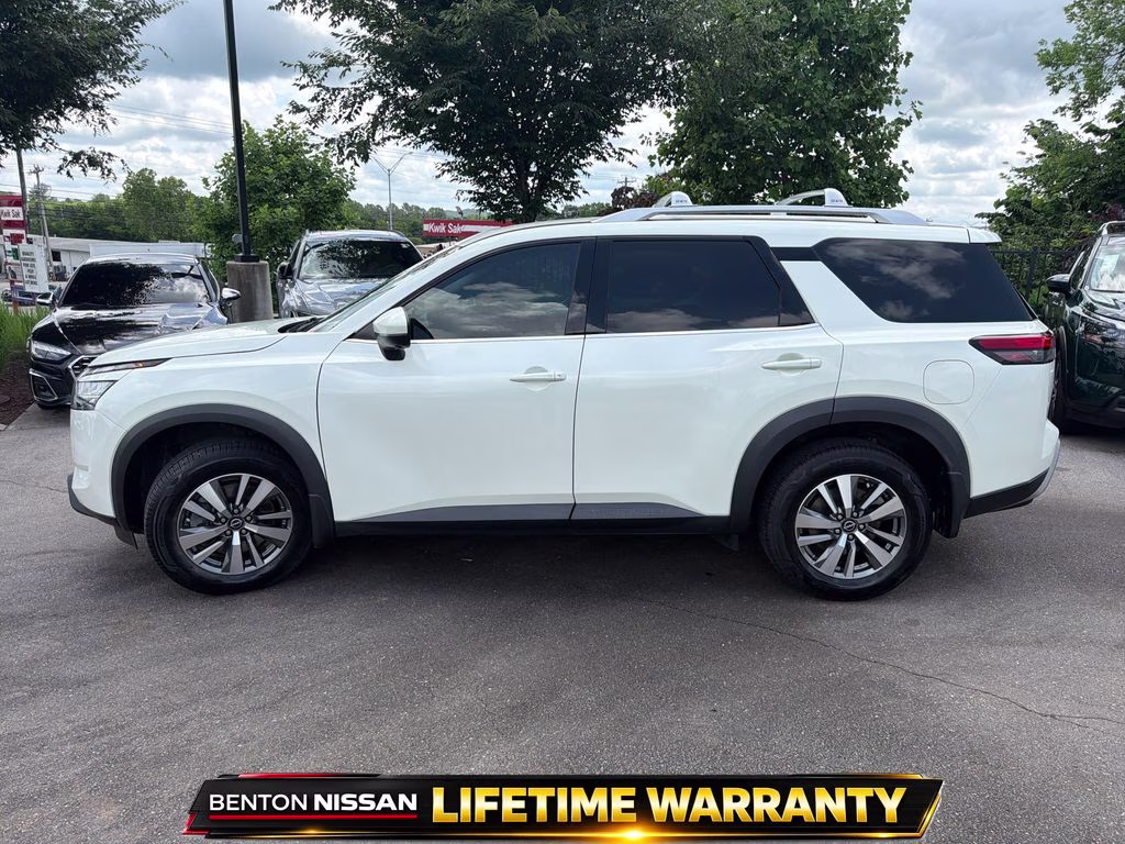 2023 Pearl White Tricoat Nissan Pathfinder SL FWD SUV