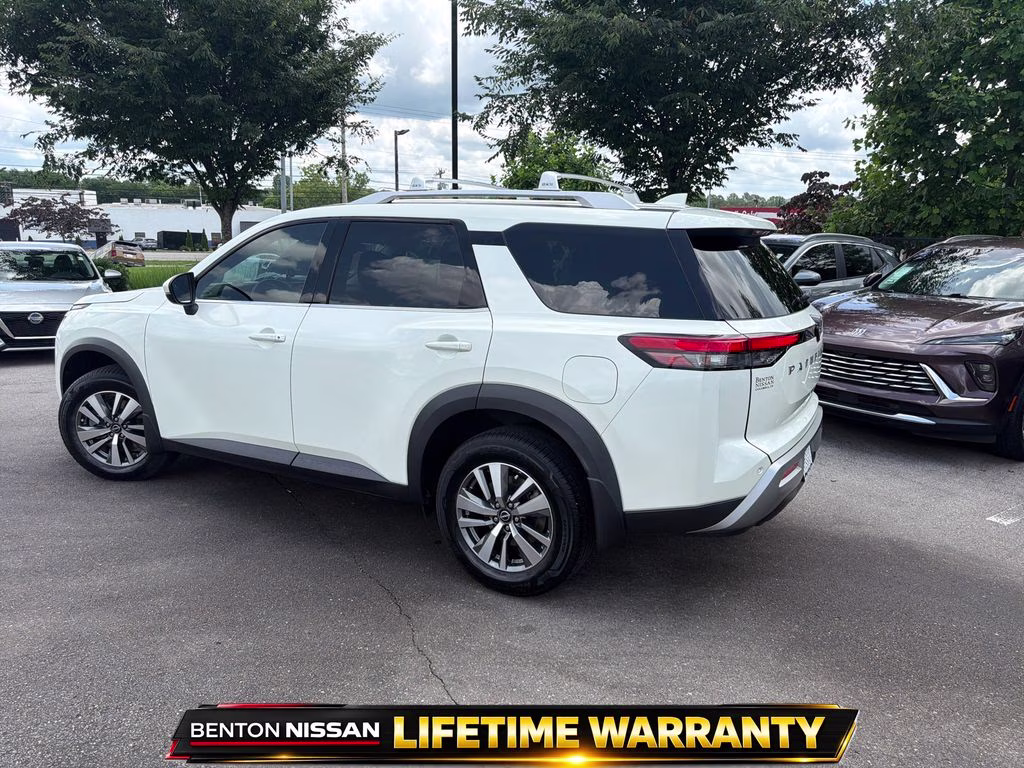 2023 Pearl White Tricoat Nissan Pathfinder SL FWD SUV