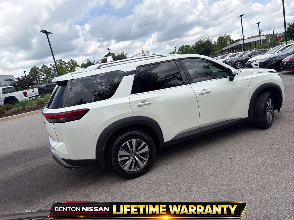 2023 Pearl White Tricoat Nissan Pathfinder SL FWD SUV