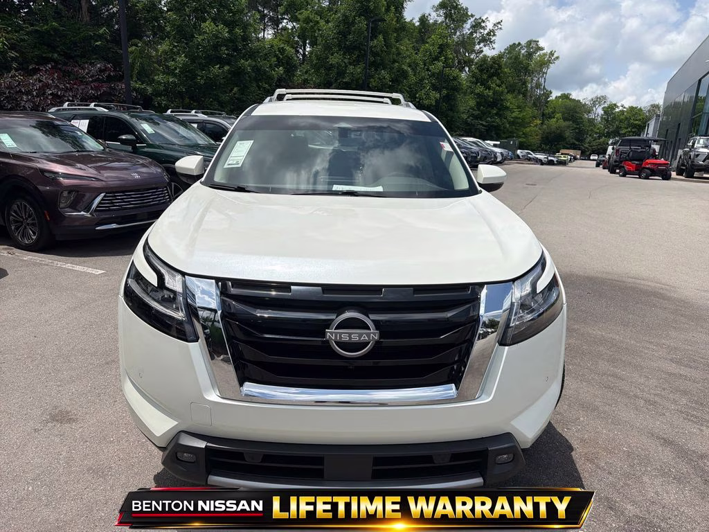 2023 Pearl White Tricoat Nissan Pathfinder SL FWD SUV