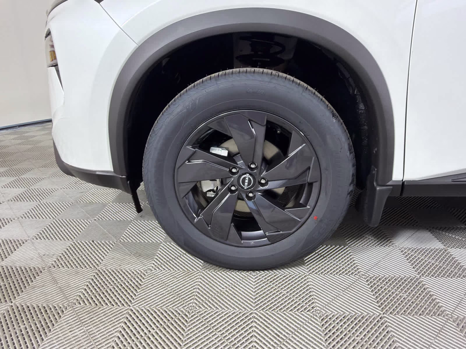 2026 Everest White Pearl Tricoat Nissan Rogue SV AWD SUV