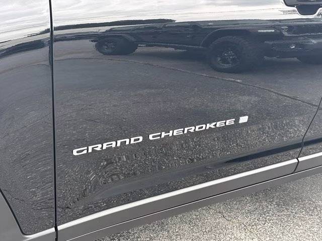 2026 Diamond Black Crystal Pearlcoat Jeep Grand Cherokee Laredo X RWD SUV