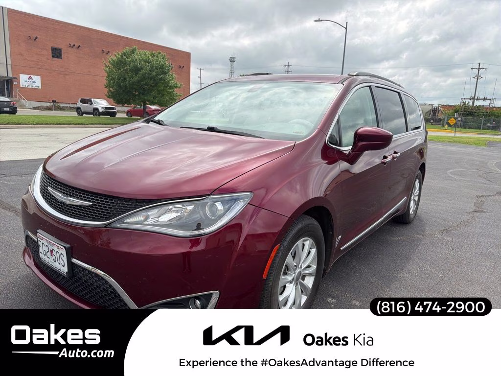 2017 Chrysler Pacifica Touring-L's photo