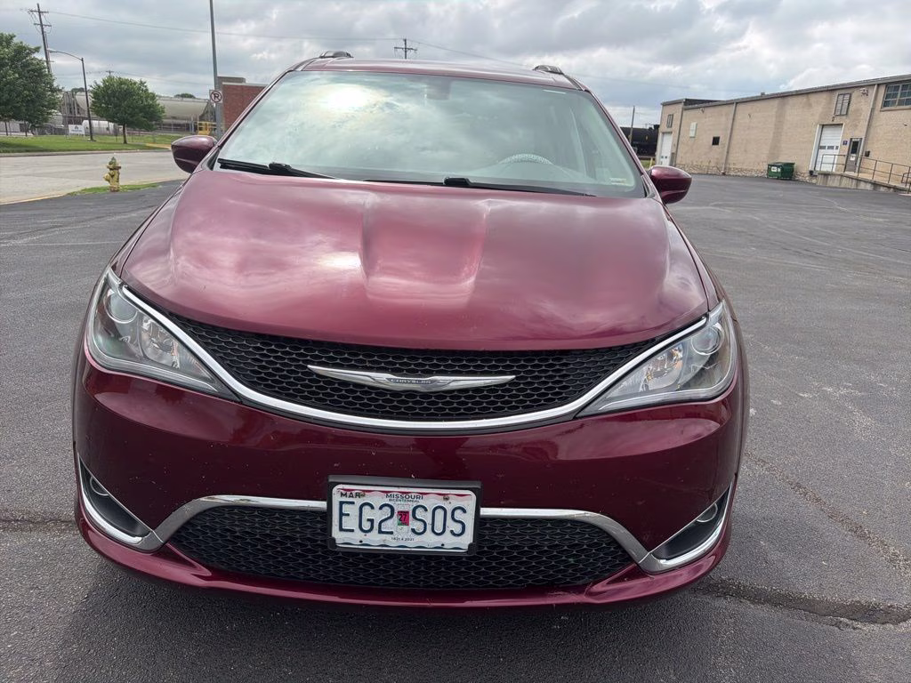 Used 2017 Chrysler Pacifica Touring-L with VIN 2C4RC1BGXHR512719 for sale in North Kansas City, MO