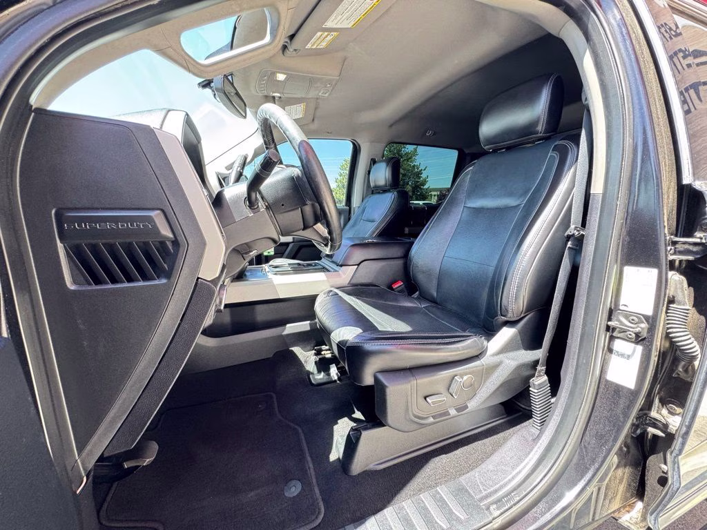 2019 Black Metallic Ford Super Duty F-250 SRW Lariat 4X4 Truck