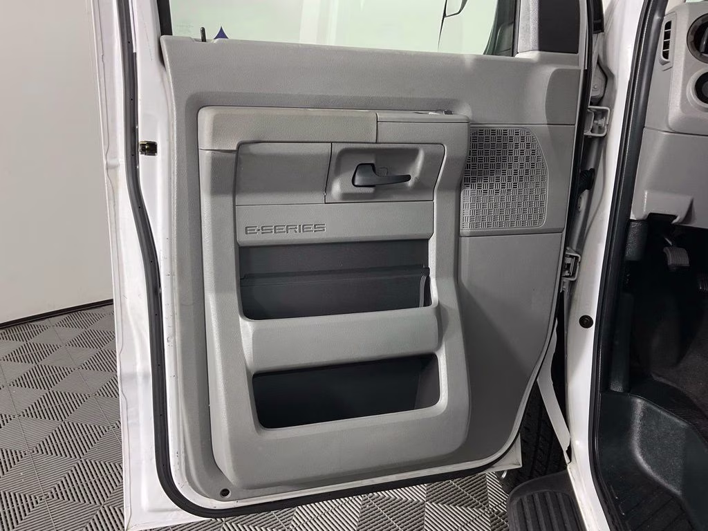 2014 Oxford White Ford E-350SD XL RWD Crossover