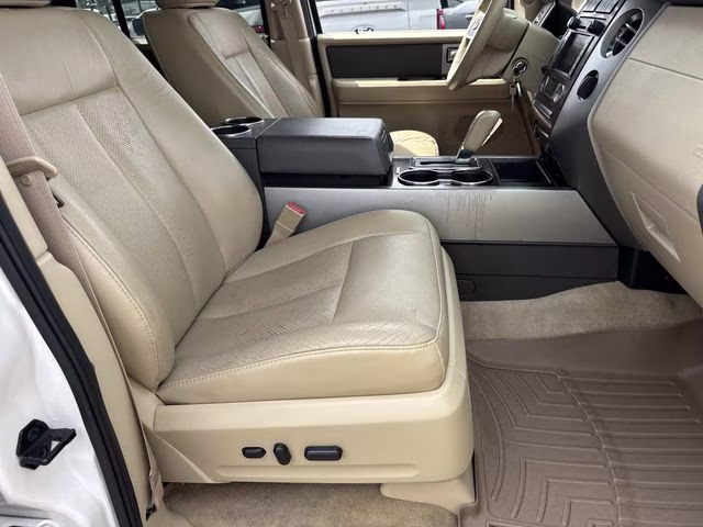 2014 White Platinum Clearcoat Metallic Ford Expedition XLT RWD SUV