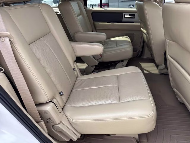 2014 White Platinum Clearcoat Metallic Ford Expedition XLT RWD SUV