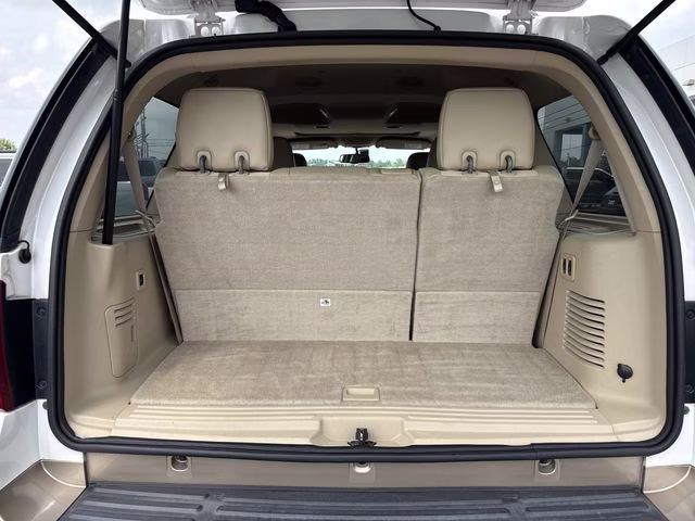 2014 White Platinum Clearcoat Metallic Ford Expedition XLT RWD SUV