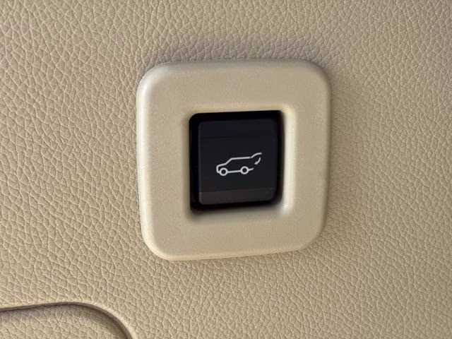 2014 White Platinum Clearcoat Metallic Ford Expedition XLT RWD SUV