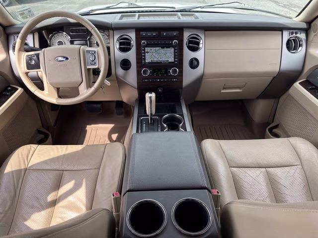 2014 White Platinum Clearcoat Metallic Ford Expedition XLT RWD SUV
