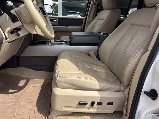 2014 White Platinum Clearcoat Metallic Ford Expedition XLT RWD SUV
